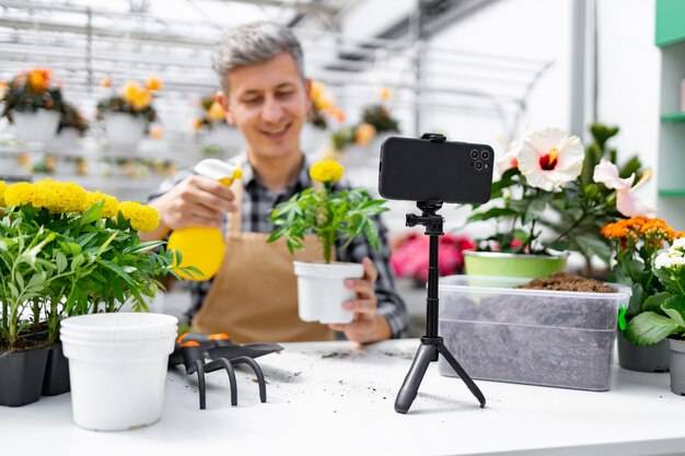 Jak webinary i szkolenia ogrodnicze pomagają rozwijać pasję do roślin?