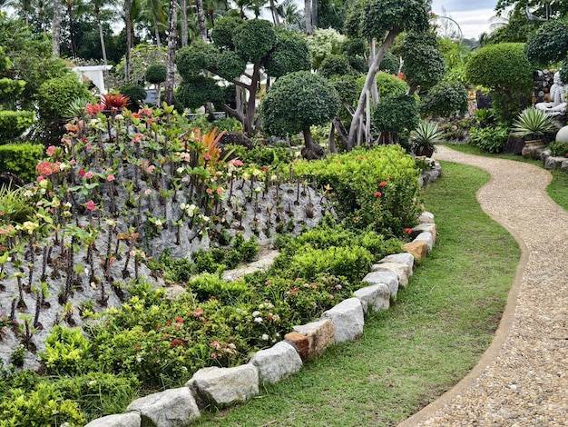 Jak zagospodarować plac przed domem, by cieszyć się jego funkcjonalnością?